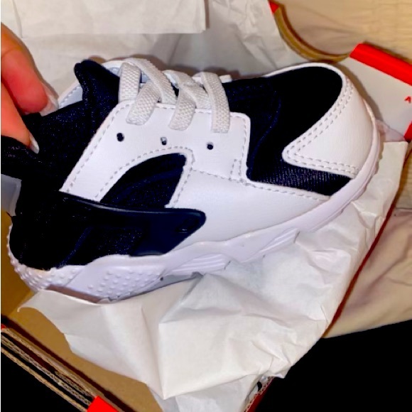 Kids black and white huaraches size 6 - Picture 1 of 1